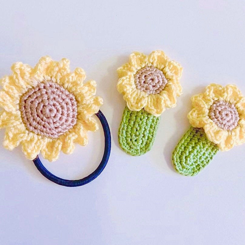 Sunflower hair clips Crochet pattern English. Crochet Sunflower hair tie. Crochet hair accessory. Crochet pattern and video tutorial